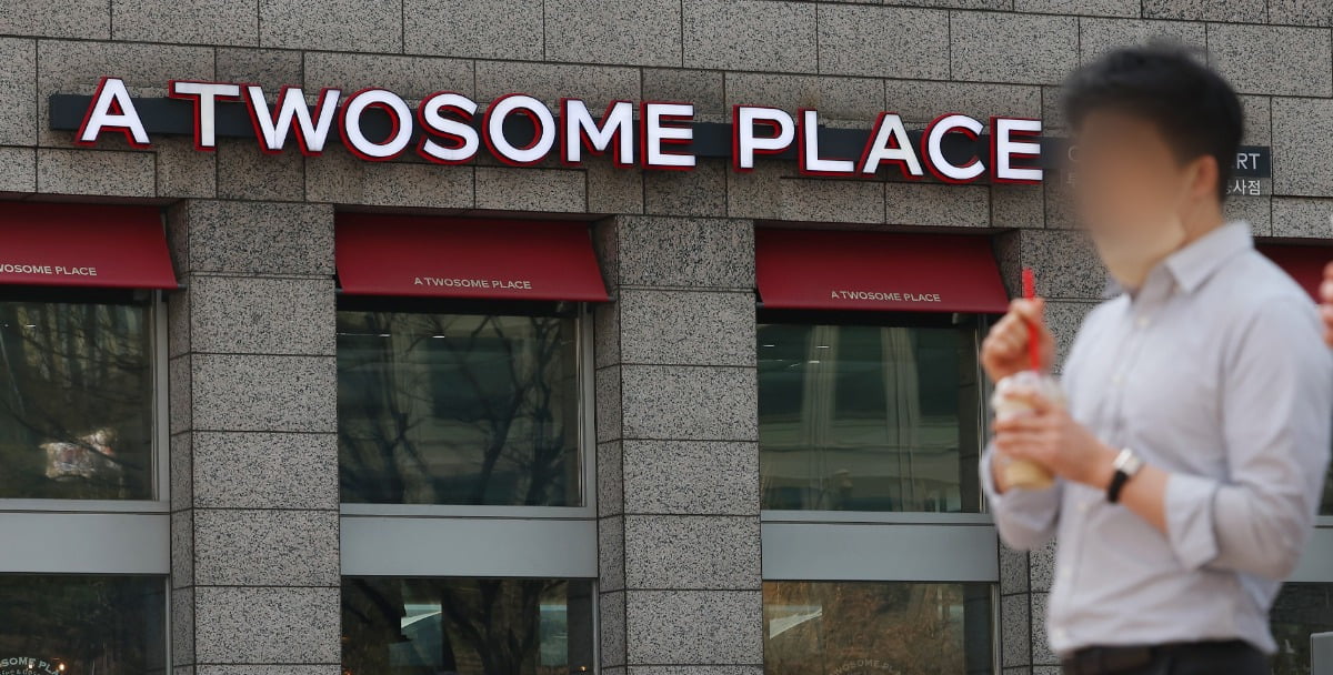  디저트 카페 투썸플레이스가 가격 인상 계획을 밝힌 지난달 24일 서울 시내의 한 투썸플레이스 매장 앞으로 시민이 지나고 있다. 사진=연합뉴스