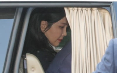 [속보] 검찰, 김건희 여사 휴대전화 확보…영장에 '목걸이' 적시
