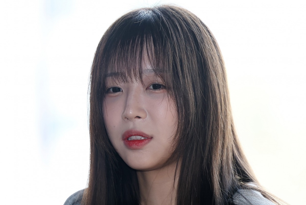 가로세로연구소 대표 김세의씨를  협박 등의 혐의로 고소한 '1천만 유튜버' 쯔양(본명 박정원)씨가 16일 조사를 위해 서울 강남구 강남경찰서로 출석하며 취재진의 질문에 답하고 있다. 경찰이 김씨에 대해 불송치 결정을 내렸으나 검찰이 보완 수사를 요구했다. 서울중앙지검은 지난달 14일 박씨 측의 이의신청을 받아들여 김 씨 사건을 보완 수사해달라고 서울 강남경찰서에 요청했다. 사진=연합뉴스