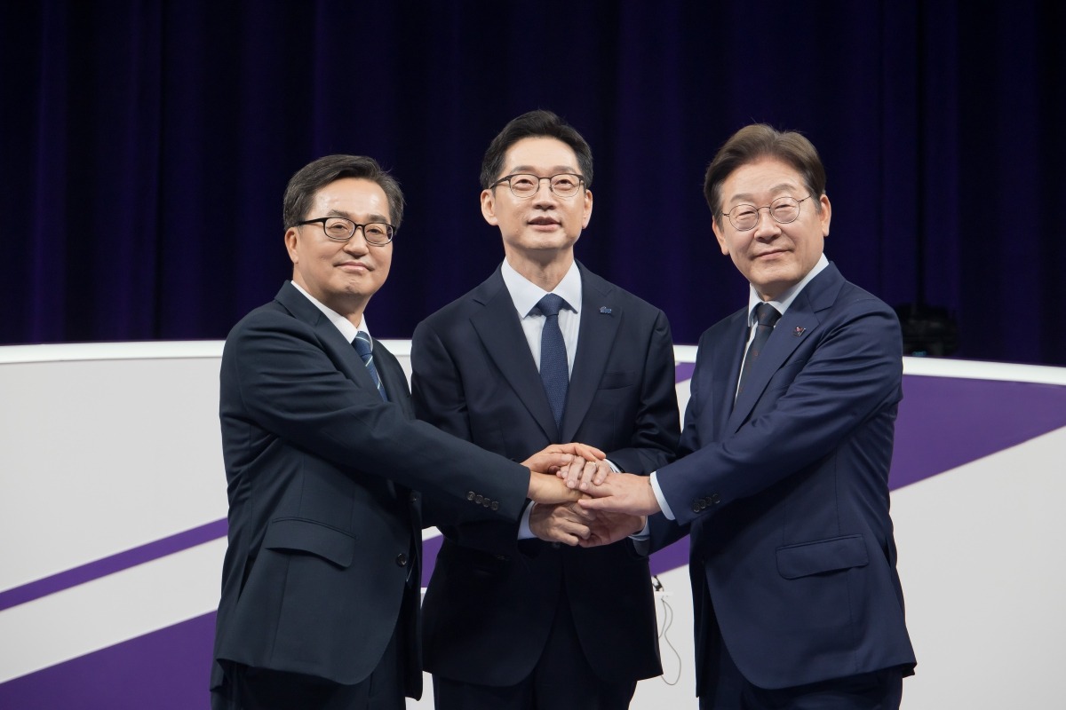 더불어민주당 대선 경선 주자인 이재명(오른쪽부터)·김경수·김동연 후보가 18일 서울 마포구 상암동 MBC에서 첫 TV토론회를 시작하기에 앞서 기념촬영 하고 있다. /사진=연합뉴스