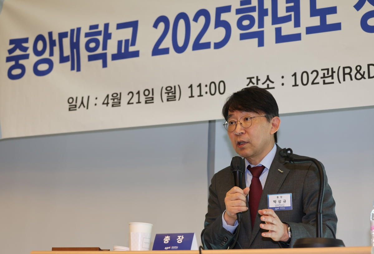 박상규 중앙대 총장이 21일 서울 흑석동 중앙대학교에서 열린 2025 상반기 언론간담회에서 취재진의 질문에 답하고 있다. / 사진=연합뉴스