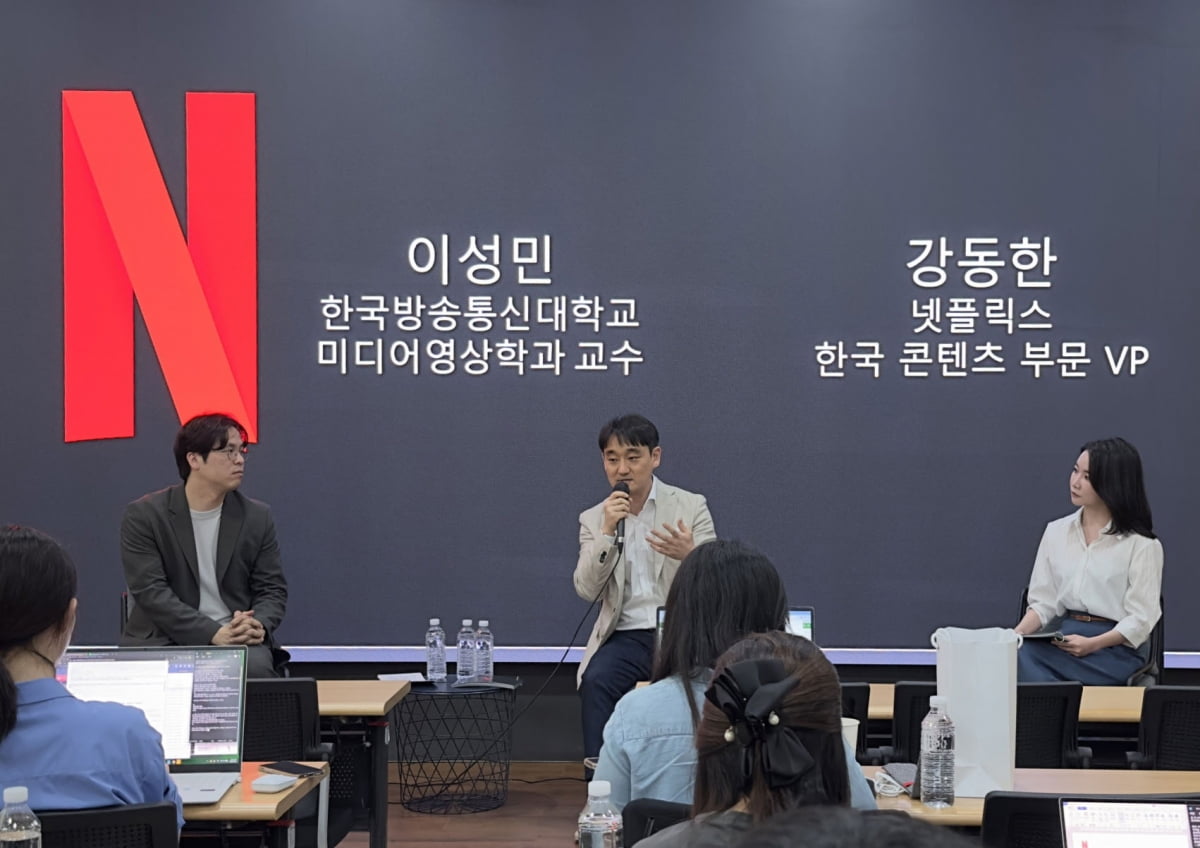 강동한 넷플릭스 한국 콘텐츠 총괄 VP(가운데)가 21일 서울 종로구 한 회의실에서 열린 넷플릭스 인사이트 세션에서 발언하고 있다. 사진=넷플릭스 제공