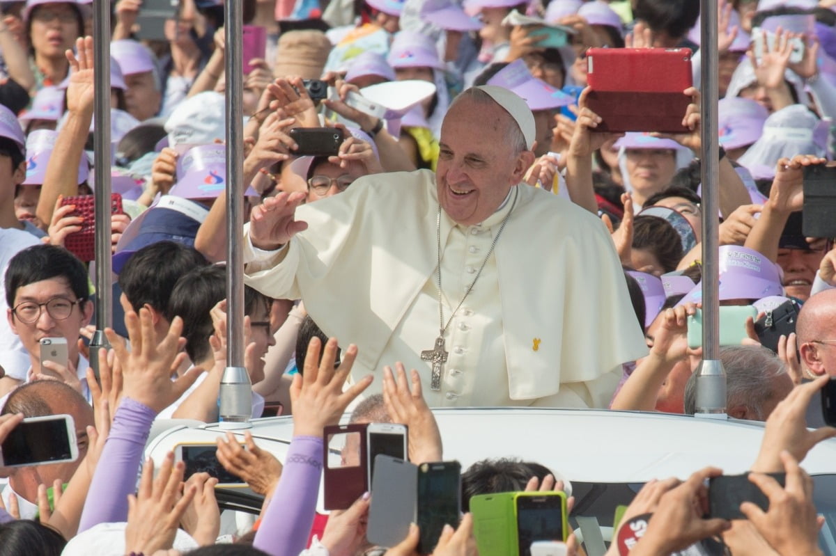 2014년 8월 16일 광화문광장에서 열린 시복식 미사에 앞서 차량에서 한국 신자들에게 인사하는 프란치스코 교황 모습. /사진=연합뉴스