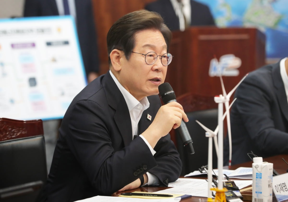이재명 "문재인 기소, 김건희 불기소…검찰의 정치 보복"