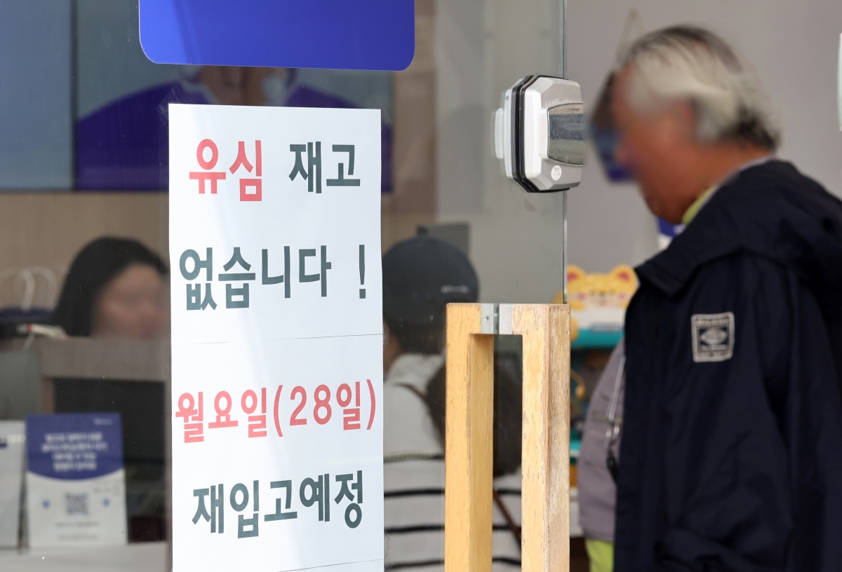 지난 27일 서울의 한 SK텔레콤 대리점에 ‘유심 재고’ 관련 안내문이 부착돼 있다. 사진=연합뉴스