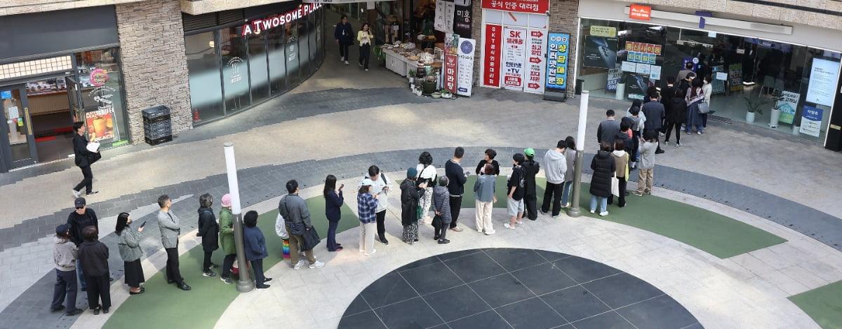 가입자 유심(USIM) 정보를 탈취당한 SK텔레콤이 유심 무료교체 서비스를 시작한 지 이틀째인 29일 서울 시내 한 SK텔레콤 대리점에 시민들이 줄을 서서 교체를 기다리고 있다. 사진=연합뉴스