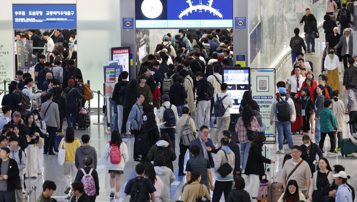 30일 인천국제공항 제1여객터미널 출국장에서 승객들이 탑승 수속을 위해 줄을 서고 있다. 사진=연합뉴스