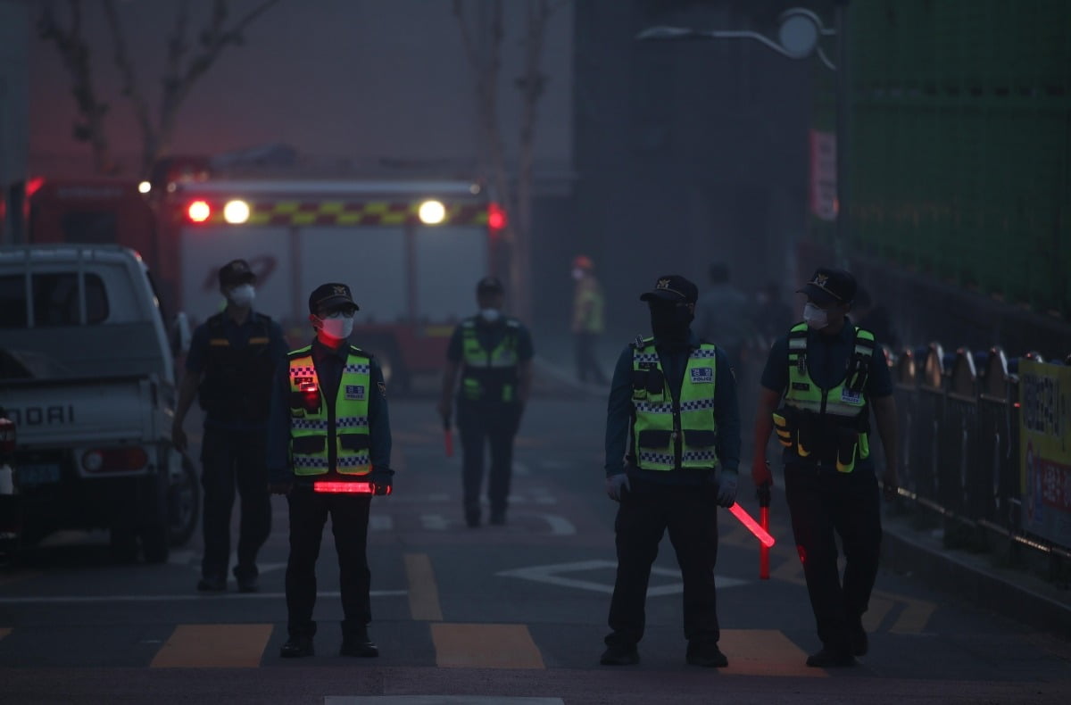 대구에서 발생한 대형 산불이 이틀 만에 진화됐다가 일부에서 재발화하며 확산하는 가운데 30일 오후 대구 북구 서변동 일대 주택가가 산불에 의한 연기에 휩싸이며 경찰이 출입을 통제하고 있다. /사진=연합뉴스