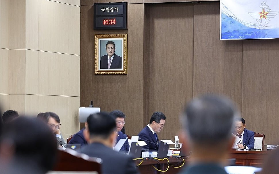  국방부에 걸려 있던 윤 전 대통령 사진