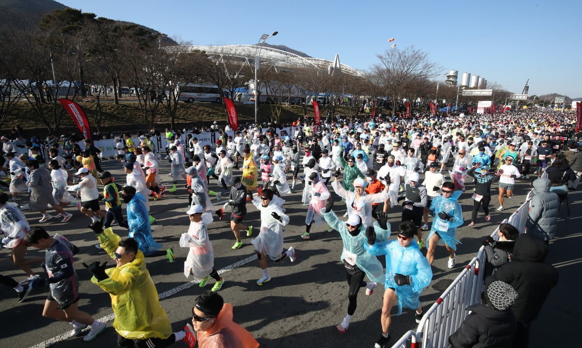 지난 2월 대구 수성구 대구스타디움 일원에서 열린 '2025 대구마라톤대회'에 참가한 주자들이 힘차게 출발하고 있다. 사진=뉴스1