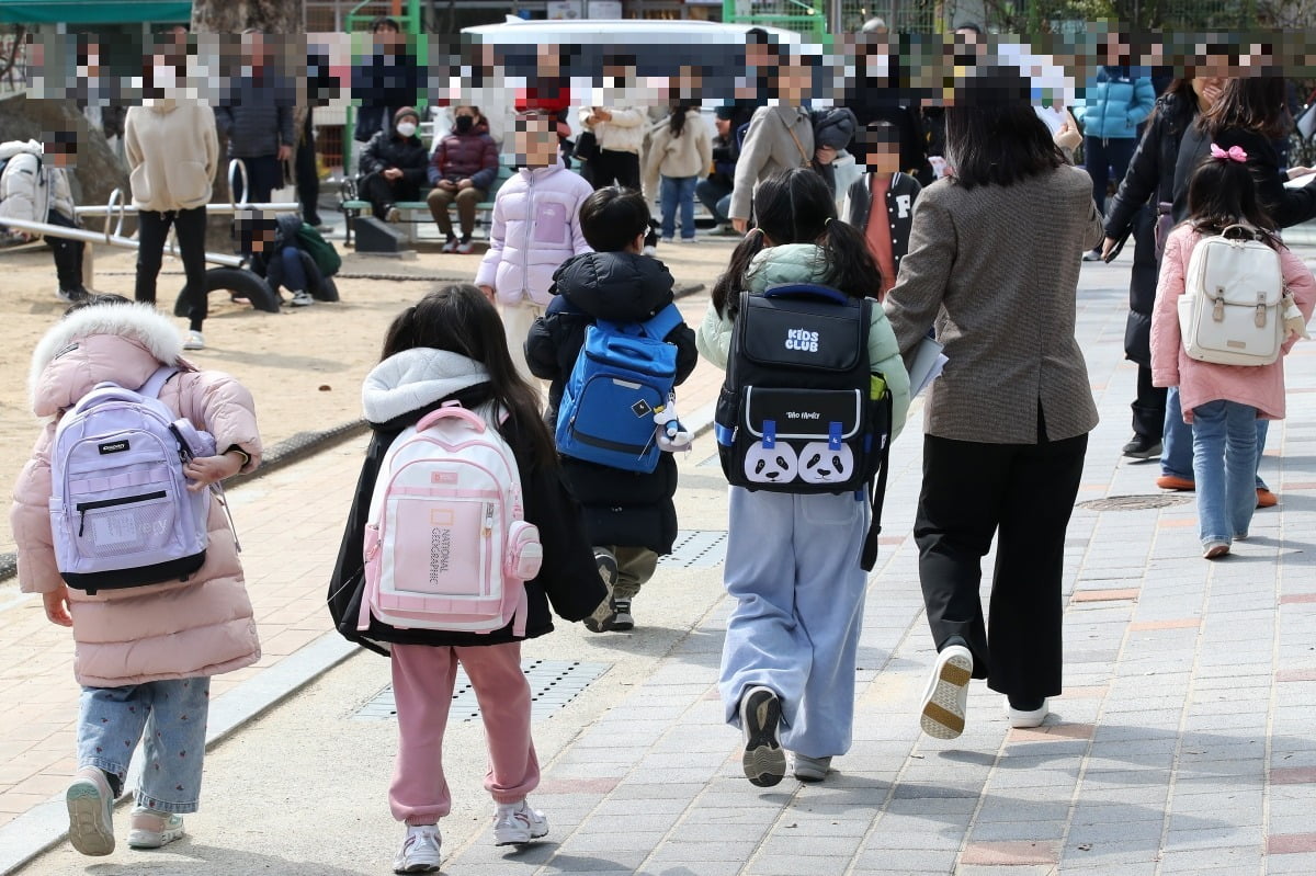 한 초등학교에서 학생들이 교사의 귀가 지도에 따라 하교를 준비하고 있다. 교문 주변은 자녀를 기다리는 학부모와 보호자로 북적이고 있다. 사진은 기사 내용과 직접 관련이 없음. 사진=뉴스1