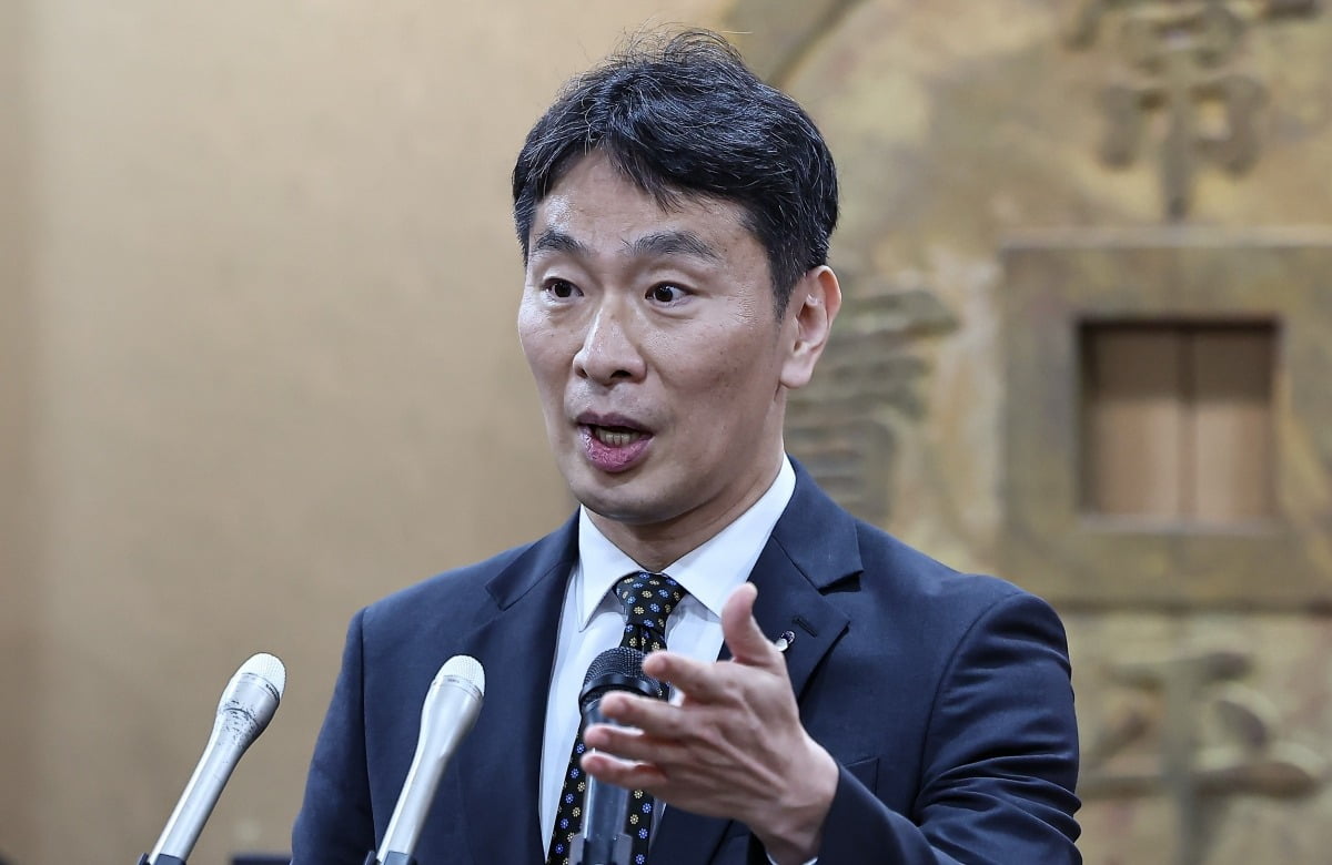 이복현 금융감독원장이 10일 서울 영등포구 금융투자협회에서 열린 '금융감독원장-자산운용사 CEO 간담회'를 마치고 백브리핑을 하고 있다./ 사진=뉴스1