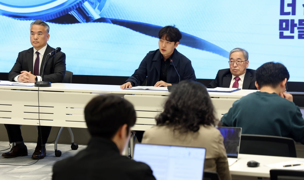  김민수 대한의사협회 정책이사(사직전공의)가 10일 서울 용산구 대한의사회관에서 열린 정례브리핑에서 사직전공의 입영 연기 관련 헌법소원 제기 발표를 하고 있다. / 사진=뉴스1