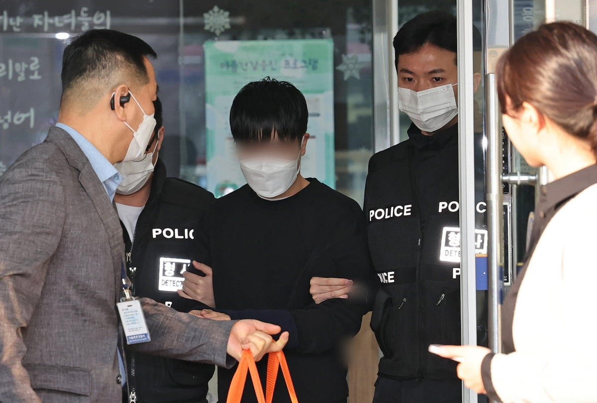 윤석열 대통령 파면 선고 날 경찰버스 유리창을 깬 30대 남성 이 모 씨가 11일 오전 서울 성북경찰서에서 검찰로 송치되고 있다. /사진=뉴스1