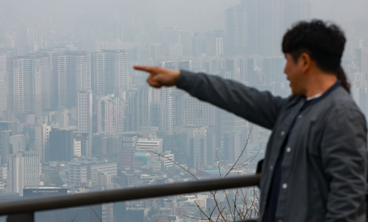 사람들이 지난 18일 서울 중구 남산에서 메이드 토토사이트 단지를 바라보고 있다. 사진=뉴스1
