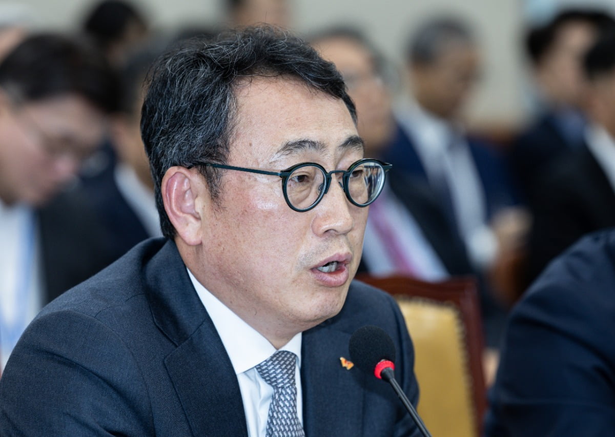 유영상 SK텔레콤 대표이사가 30일 오전 서울 여의도 국회 과학기술정보방송통신위원회에서 열린 YTN 등 방송·통신 분야 청문회에서 의원 질의에 답변하고 있다 사진=뉴스1