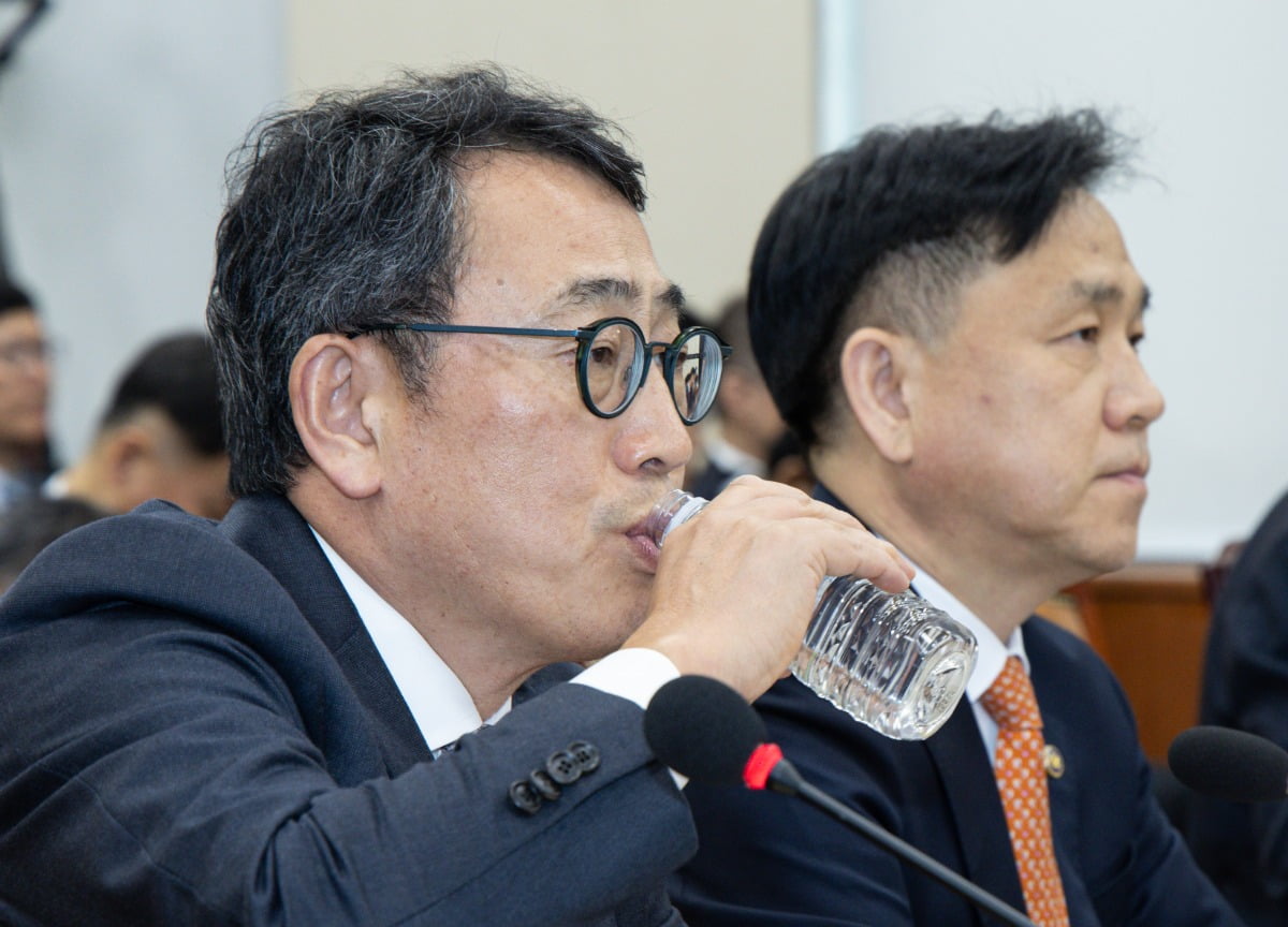 유영상 SK텔레콤 대표이사가 30일 오전 서울 여의도 국회 과학기술정보방송통신위원회에서 열린 YTN 등 방송·통신 분야 청문회에서 물을 마시고 있다. 사진=뉴스1