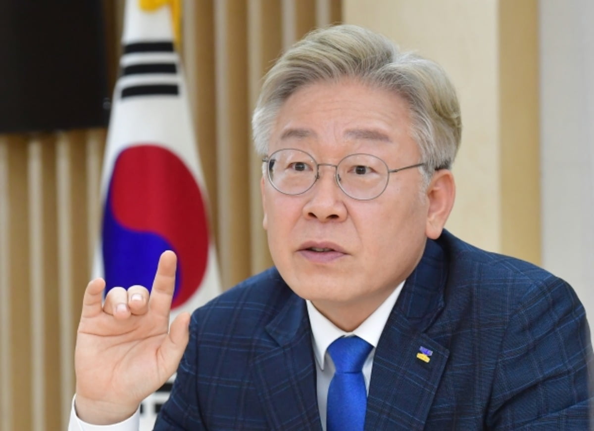 2021년 5월 25일 당시 토토사이트 추천신문과 인터뷰하는 이재명 경기도지사. / 사진=한경DB
