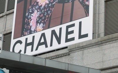 '샤테크' 이젠 옛말?…영업익 급감 샤넬, 가격인하 카드 꺼내들까 [안혜원의 명품의세계]