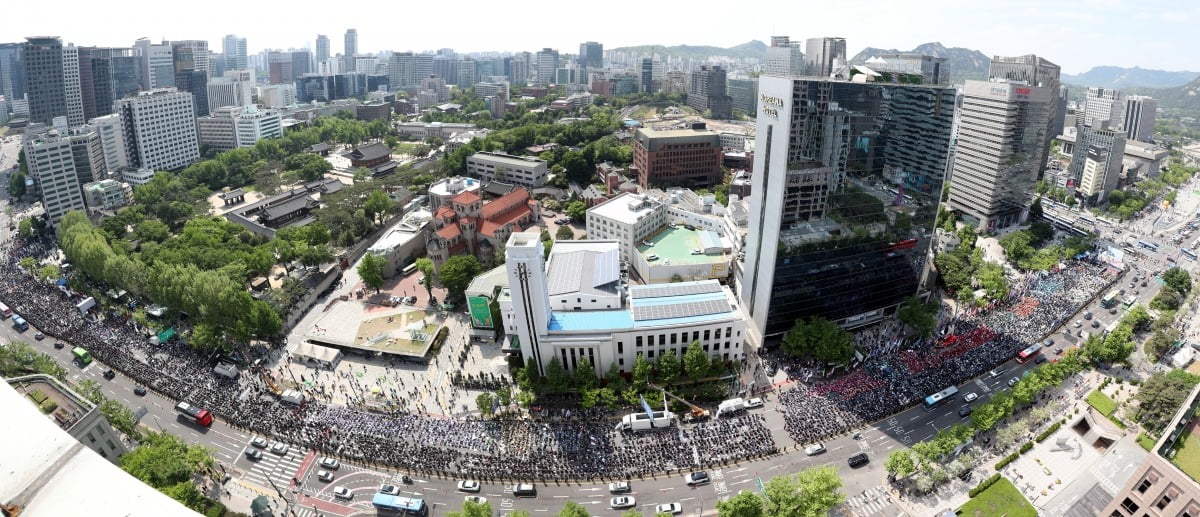 지난해 5월 1일 오후 서울 종로구 광화문네거리 인근에서 열린 '2024 세계노동절 대회'에 참가한 전국민주노동조합총연맹 회원들이 구호를 외치고 있다. /사진=김범준 기자