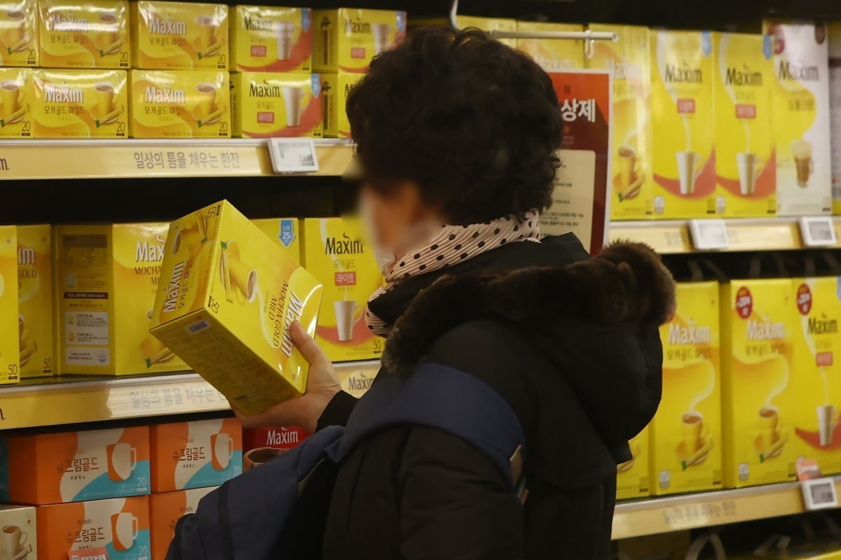 동서식품이 맥심과 카누 등 인스턴트 커피, 커피믹스 제품의 출고가를 오는 15일부터 평균 9.8% 인상하기로 했다. 가격 인상은 1월에 이어 올해 두 번째다. 서울 시내 한 대형마트에서 시민이 맥심 커피를 살펴보는 모습. 사진=연합뉴스