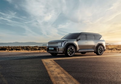 벤츠 EQS SUV도 제쳤다…기아 EV9, 독일 車 매체 극찬