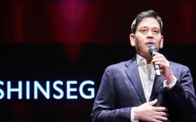 '절치부심' 정용진, 화장품 사업 도전… 동생과도 경쟁 선언