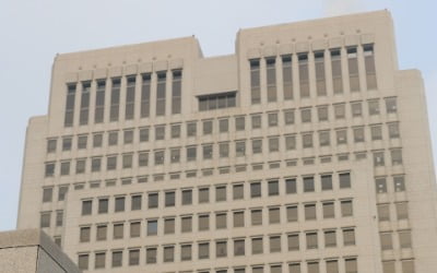 대법 "전통시장 조합장, 뇌물죄 적용 시 공무원으로 간주 가능"