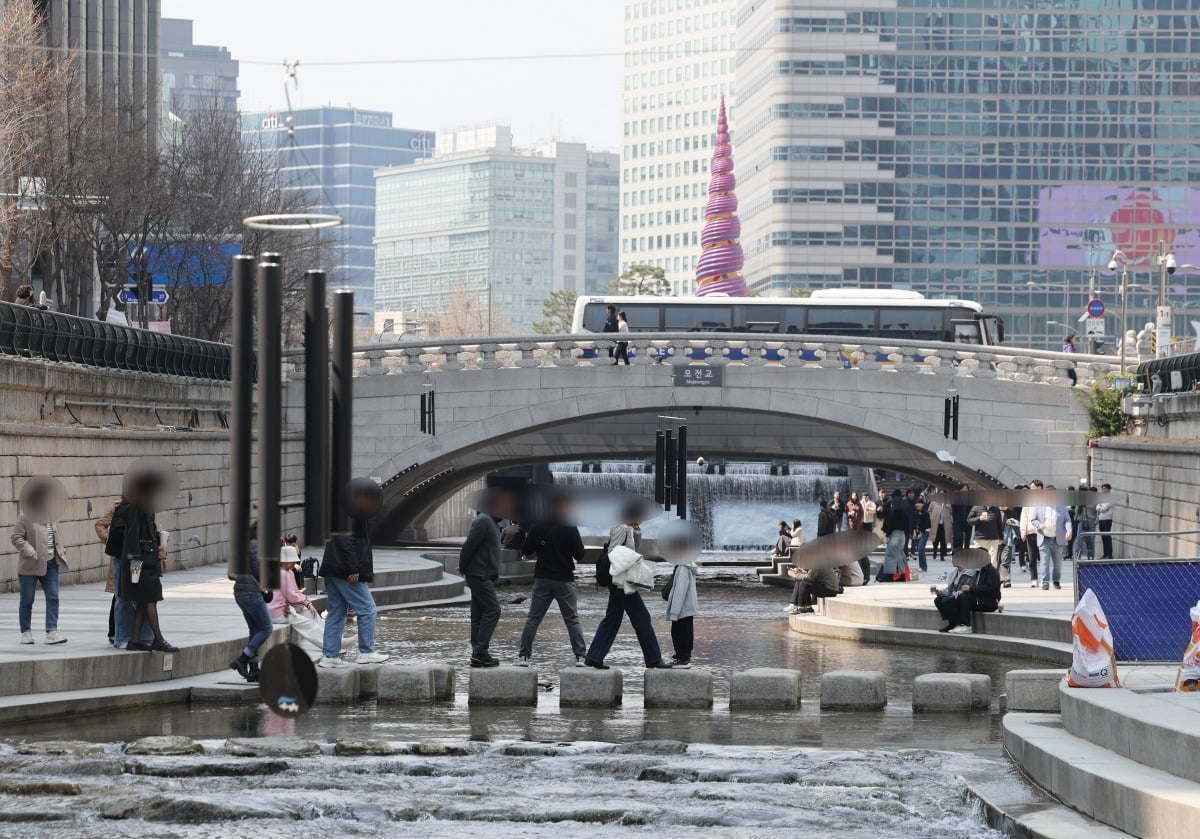 서울 종로구 청계천에서 점심식사를 마친 직장인과 외국인 관광객들이 산책을 하고 있다. 사진=이솔 기자