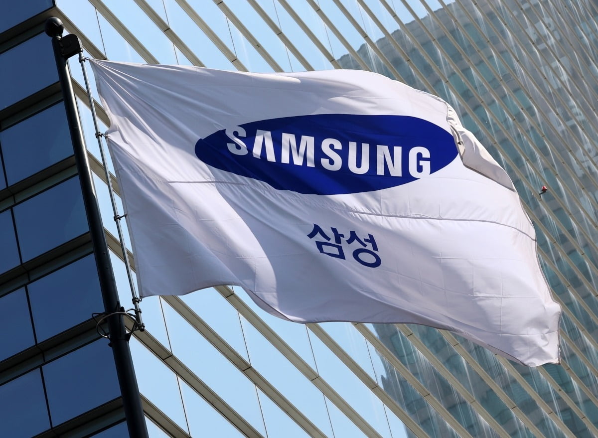 서울 서초동 삼성전자 서초사옥에 삼성 깃발이 바람에 펄럭이고 있다. 사진=최혁 기자 