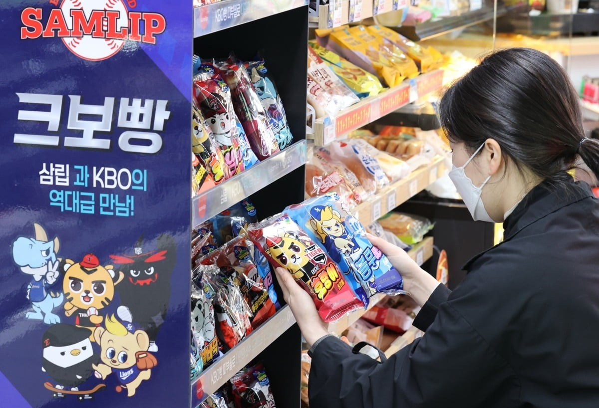 출시 41일 만에 1000만봉이 팔려나가며 큰 인기를 누리고 있는 크보빵. / 사진=연합뉴스