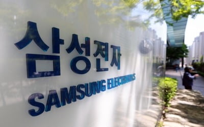 中업체들 공세에 삼성 '맞불'…보급형 늘려 '가성비 전면전'