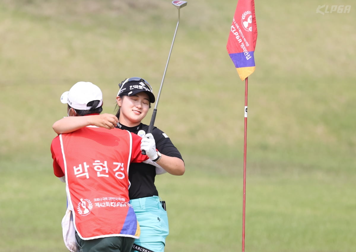 2020년 5월 17일 경기 양주 레이크우드CC 18번홀. 박현경이 한국여자프로골프(KLPGA)투어 KLPGA 챔피언십 우승을 확정한 뒤 아버지이자 캐디인 박세수 씨를 끌어안으며 기뻐하고 있다. KLPGA 제공