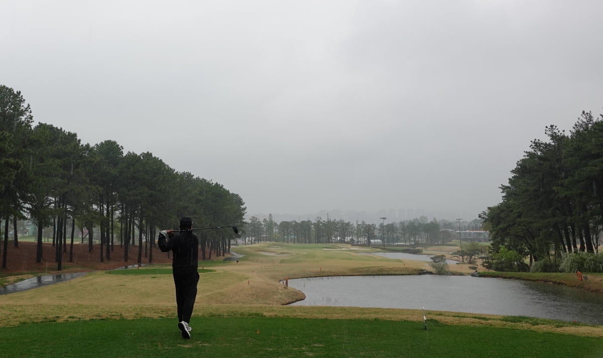 서재원 한국경제신문 기자가 지난달 22일 경기 양주 레이크우드CC 숲길 4번홀에서 티샷을 하고 있다. 배정호 스포츠전문기자 제공