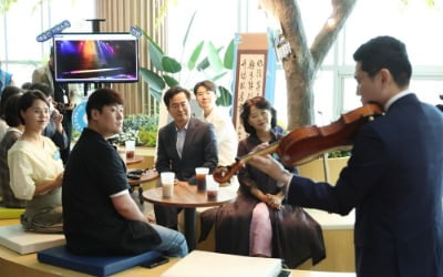 단독 "연습생도, 99세 노인도 받아"…기회소득 수백억 '펑펑'