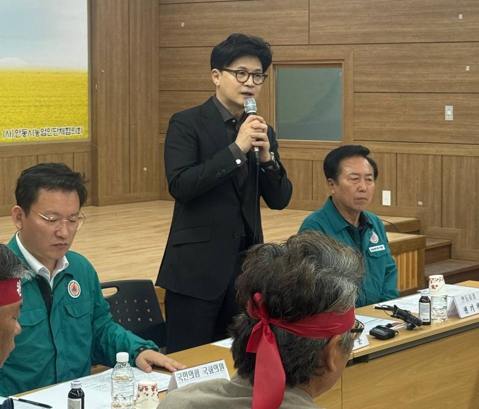 한동훈 국민의힘 대선 경선 후보가 1일 오전 경북 안동시 농업인회관에서 열린 '안동 산불 피해 대책 위원회' 간담회에서 발언하고 있다.