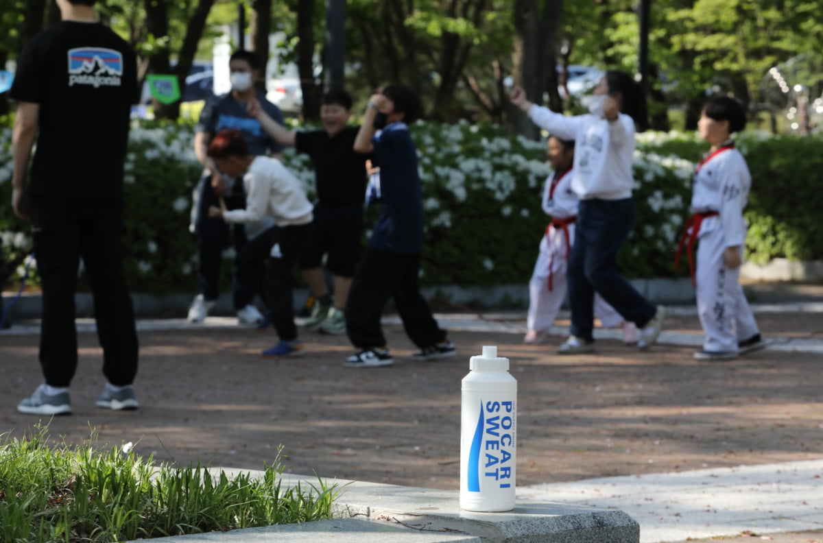 동아오츠카, 어린이날 맞아 우만지역아동센터에 선물세트 전달