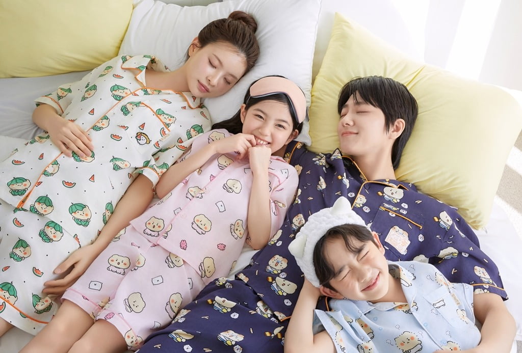 "가족끼리 입고 사진 찍으려고 샀어요"…가정의 달 앞두고 불티나게 팔린 이것