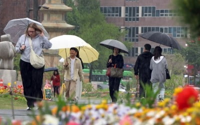"아빠 내일 놀이공원 못 가요?"…전국 대체로 흐리고 비