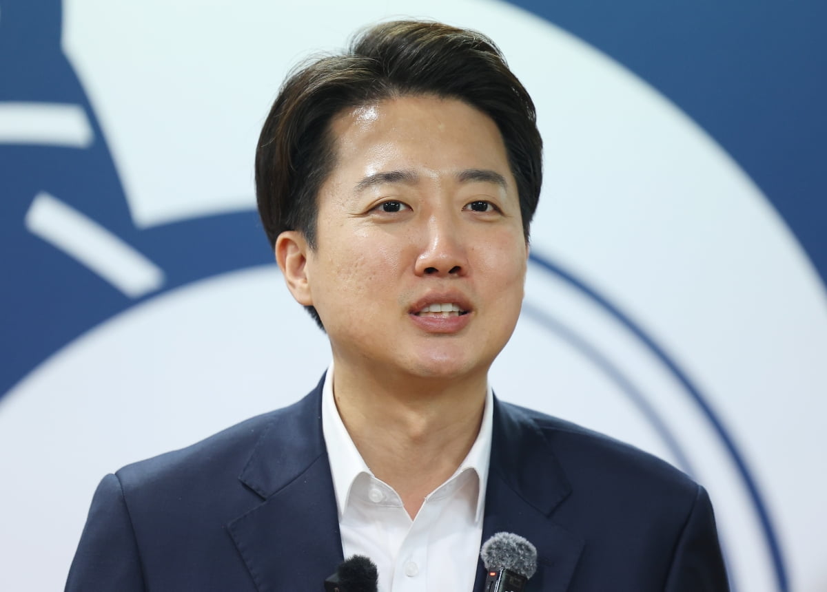 이준석 개혁신당 대선 후보가 1일 대학생들과의 소통을 위한 '학식먹자 이준석' 플랫폼 두번째 학교로 서울 동대문구 한국외국어대학교를 찾아 학생들과의 대화를 마친 뒤 취재진 질문에 답하고 있다. / 사진=연합뉴스