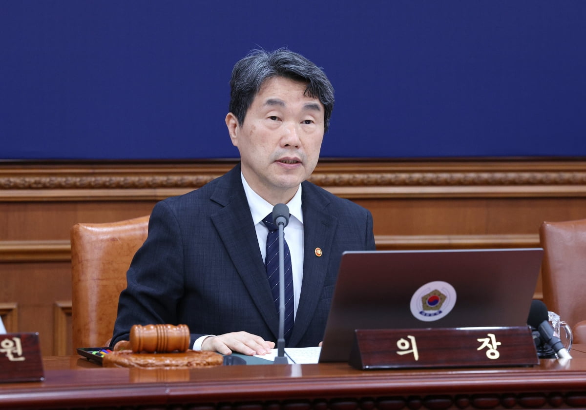 이주호 대통령 권한대행 부총리 겸 교육부장관이 2일 서울 종로구 정부서울청사에서 열린 임시 국무회의에서 모두발언을 하고 있다.  대통령실사진기자단