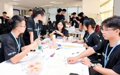 "실리콘밸리는 회의에 매몰…중국은 실제 현장 배치 초점" [강경주의 테크X]