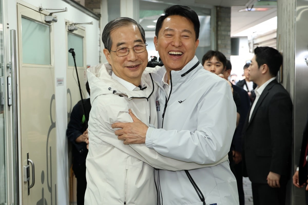 제21대 대통령 선거에 출마한 한덕수 전 총리가 2일 서울 종로구 주민공동시설 '새뜰집'에서 오세훈 서울시장과 포옹하고 있다.