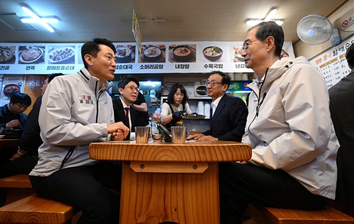 제21대 대통령 선거에 출마한 한덕수 전 국무총리(오른쪽)와 오세훈 서울시장이 2일 오후 서울 종로구의 식당에서 오찬 간담회를 갖고 있다.