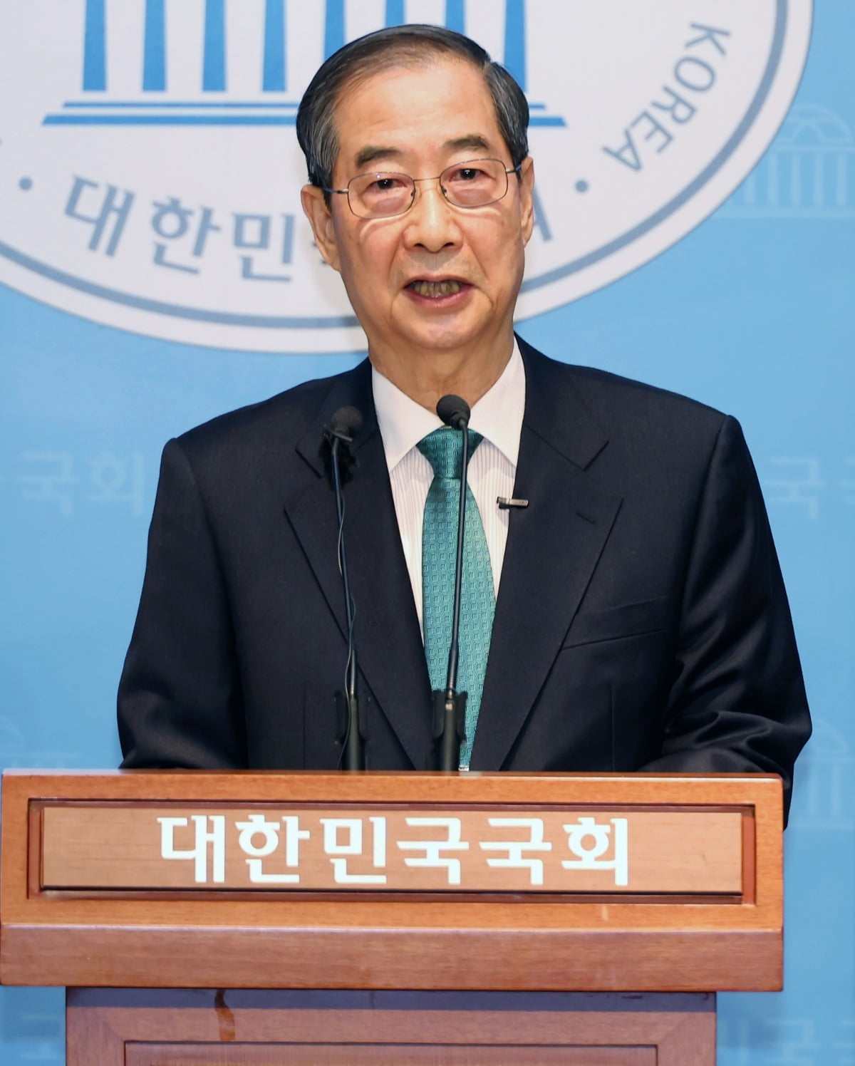 한덕수 전 국무총리가 2일 국회 소통관에서 '국민께 드리는 약속'을 주제로 제21대 대통령 선거 출마를 선언하고 있다./강은구 기자