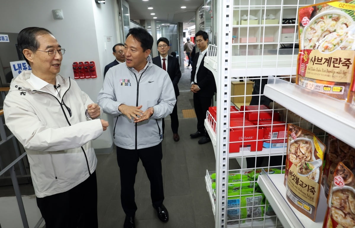 제21대 대통령 선거에 출마한 한덕수 전 총리가 2일 서울 종로구 주민공동시설 '새뜰집' 온기창고에서 오세훈 서울시장과 대화를 하고 있다./임형택 기자