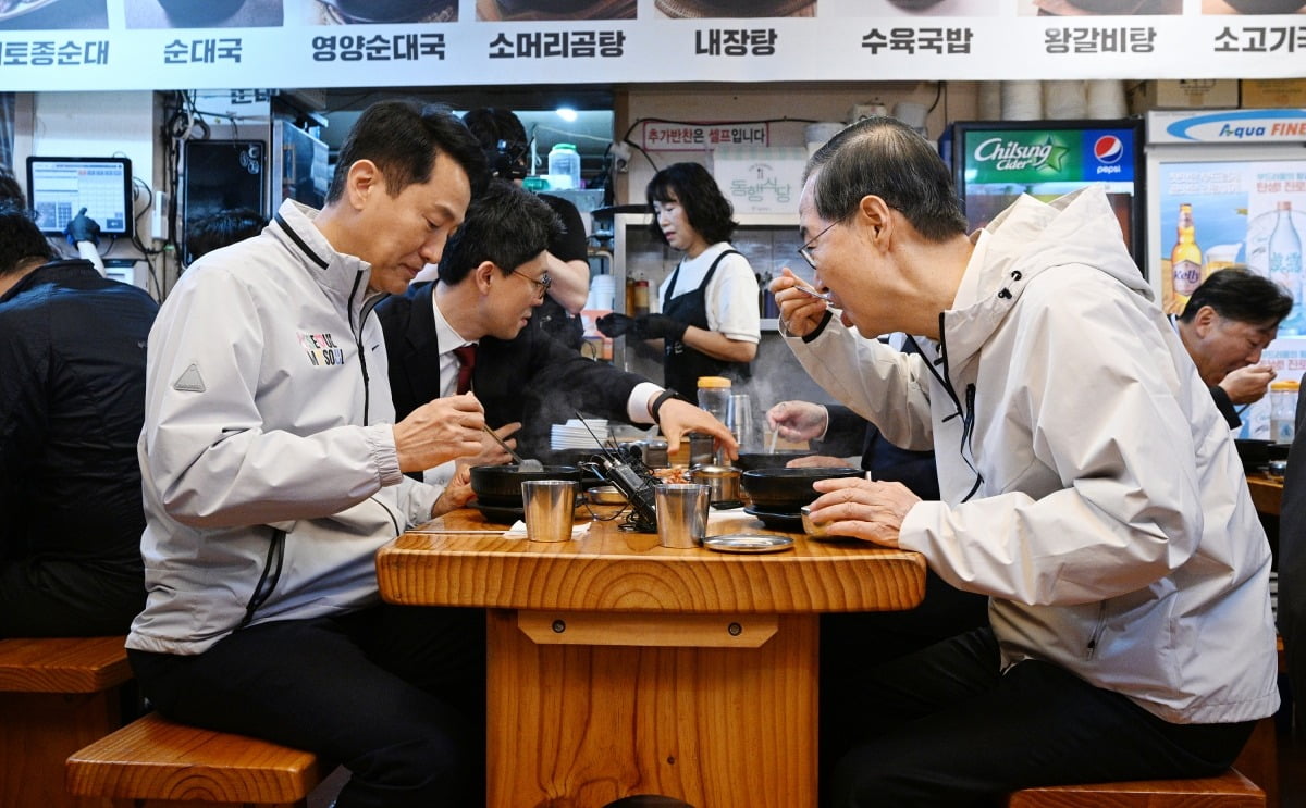 제21대 대통령 선거에 출마한 한덕수 전 총리가 2일 서울 종로구의 식당에서 오세훈 서울시장과 오찬 간담회를 갖고 있다./임형택 기자
