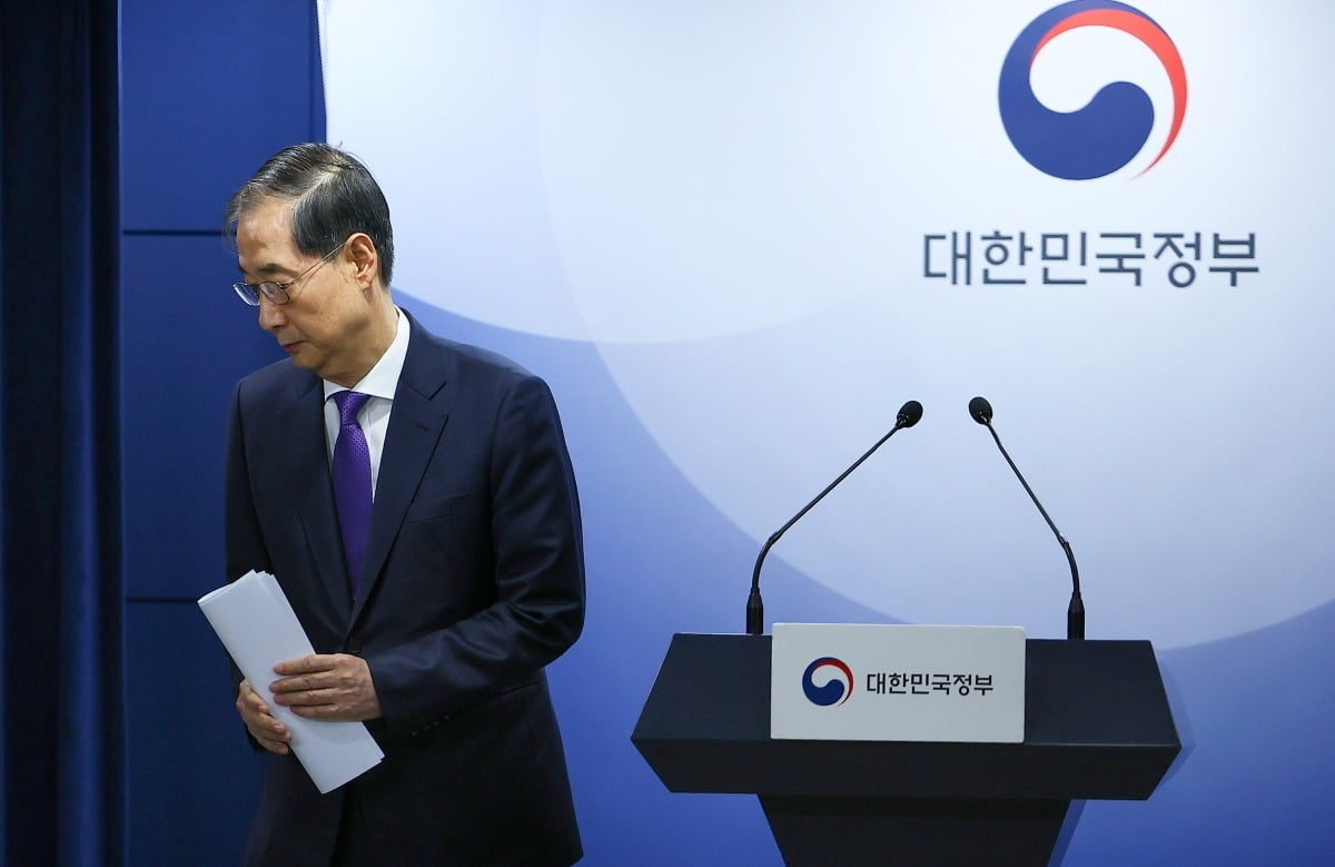 한덕수 대통령 권한대행 국무총리가 1일 정부서울청사에서 대국민담화를 마친 뒤 브리핑실을 나서고 있다./김범준 기자