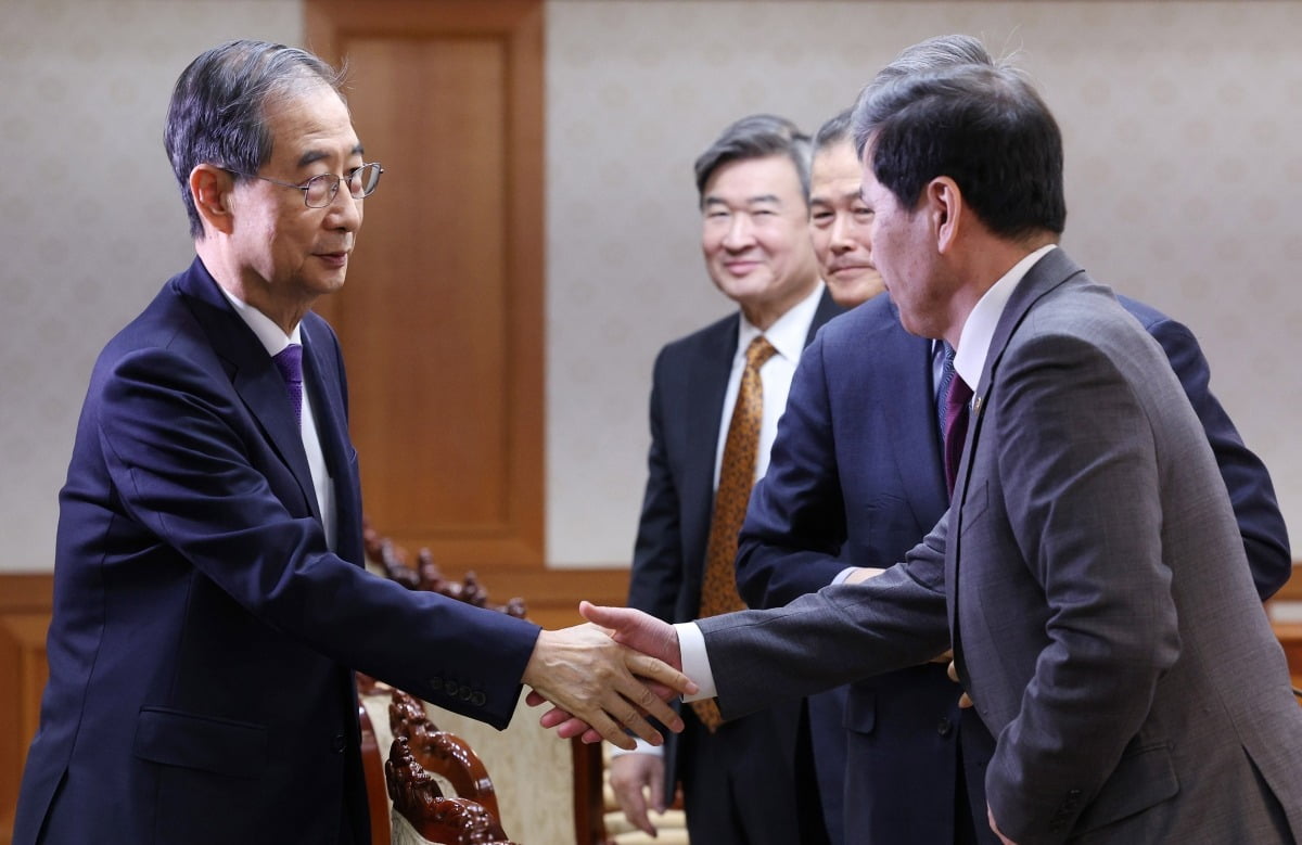 한덕수 대통령 권한대행 국무총리가 1일 정부서울청사에서 열린 안보관계장관회의에서 김선호 국방부 장관 직무대행과 악수 하고 있다./김범준 기자
