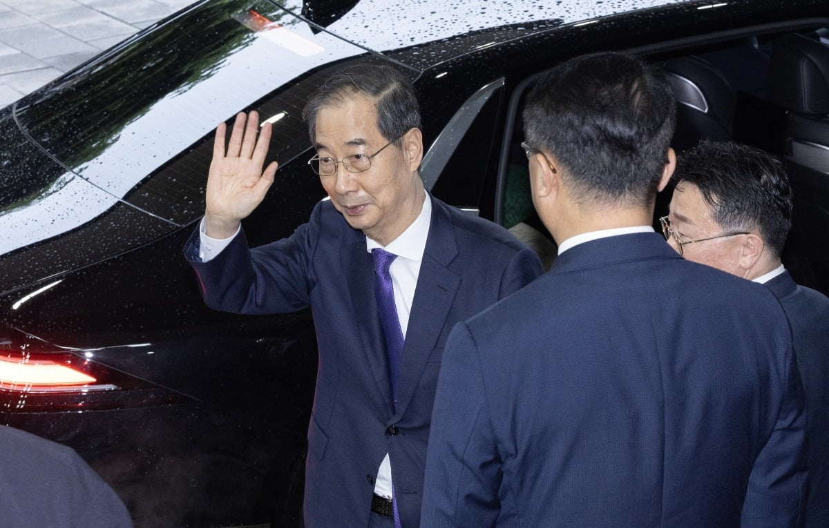 한덕수 대통령 권한대행 국무총리가 1일 정부서울청사를 떠나며 직원들에게 인사 하고 있다./김범준 기자